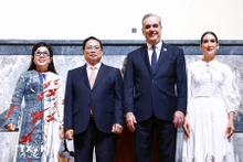 El primer ministro de Vietnam, Pham Minh Chinh, el presidente de la República Dominicana, Luis Abinader Corona, y sus esposas.