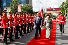 El presidente de la Asamblea Nacional de Camboya, Samdech Khuon Sudary (derecha), preside una solemne ceremonia de bienvenida para el presidente de la Asamblea Nacional, Tran Thanh Man. (Foto: VNA)