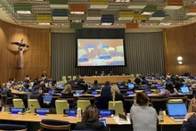 La embajadora Nguyen Phuong Tra, subjefa de la delegación de Vietnam ante la Organización de la ONU, interviene en la primera sesión de la cuestión de la representación equitativa y el aumento del número de los miembros del Consejo de Seguridad. (Fotografía: VNA)