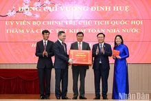 El presidente de la Asamblea Nacional de Vietnam, Vuong Dinh Hue, entrega regalos por el Tet a la Auditoría Estatal. (Fotografía: Nhan Dan)