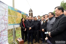 El primer ministro vietnamita, Pham Minh Chinh, inspecciona la construcción de la carretera de circunvalación 4 en la zona. (Fotografía: VNA)
