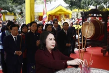 La presidenta interina de Vietnam, Vo Thi Anh Xuan, ofrece incienso en el templo dedicado a Hai Ba Trung. 