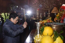 El primer ministro de Vietnam, Pham Minh Chinh, ofrece incienso en memoria del Presidente Ho Chi Minh.