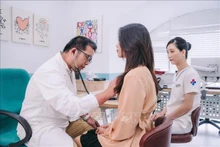 Médico vietnamita realiza chequeo de salud para paciente. (Fotografía: VNA)