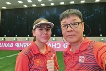 La tiradora Trinh Thu Vinh y el experto surcoreano Park Chung-gun. 