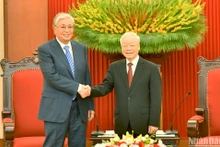 [Foto] Máximo dirigente partidista de Vietnam sostiene reunión con presidente kazajo