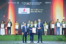 Tran Quang Dung, jefe del Departamento de Comunicación y Cultura de Petrovietnam recibe el honor en la Ceremonia de Anuncio (Fotografía: qdnd.vn)