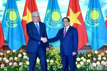 El primer ministro de Vietnam, Pham Minh Chinh, y el presidente de Kazajistán, Kassym-Jomart Tokayev. (Fotografía: Nhan Dan)