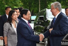 El primer ministro vietnamita, Pham Minh Chinh recibe al presidente kazajo, Kassym-Jomart Tokayev. 