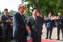 El titular de la Asamblea Nacional de Vietnam, Vuong Dinh Hue, recibe al presidente kazajo, Kassym-Jomart Tokayev. 