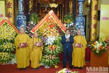 El primer ministro de Vietnam, Pham Minh Chinh, felicita a los dignatarios, monjes y seguidores del budismo por el Día de Vesak. 