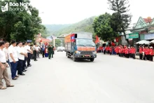 Ceremonia para recibir restos de mártires, combatientes voluntarios y expertos vietnamitas caídos en Laos. (Foto: baonghean.vn)