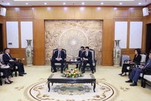 Luong Cuong, miembro del Buró Político y miembro permanente del Secretariado del Comité Central del PCV, recibe al vicepresidente del Partido Comunista de la Federación Rusa (KPFR), Leonid Kalashnikov. (Foto: VNA)