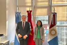 La embajadora vietnamita, Ngo Minh Nguyet y el diputado nacional de la Democracia Cristiana que integra el Bloque Hacemos por Argentina, Juan Fernando Brügge. (Foto: VNA)