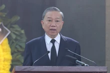 El miembro del Buró Político y presidente de Vietnam, To Lam, pronuncia el discurso fúnebre en conmemoración al secretario general Nguyen Phu Trong.