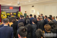 La ceremonia fúnebre en memoria del secretario general Nguyen Phu Trong en la Embajada de Vietnam en Francia.