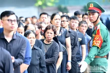 Las personas rinden homenaje póstumo al secretario general Nguyen Phu Trong.