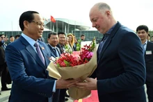 El vicepresidente de la Asamblea Nacional de Vietnam Tran Quang Phuong despide al titular de la Asamblea Nacional de Bulgaria, Rossen Dimitrov Jeliazkov, en el aeropuerto de Noi Bai. (Foto: daibieunhandan.vn)