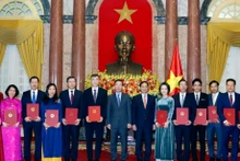 El presidente de Vietnam, Vo Van Thuong, entrega las decisiones a los diplomáticos. (Foto: VNA)
