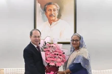 El embajaldor vietnamita Nguyen Manh Cuong felicita a la primera ministra de Bangladés, Sheikh Hasina. (Foto: VNA)