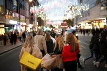 Los británicos compran en la Navidad. (Fotografía: Reuters)