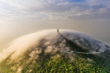 La obra de Tran Tuan Viet “La montaña más alta en el Delta del Mekong, en Vietnam”, que representa la estatua de Buda de Tay Bo Da Son entre miles de nubes en el pico Ba Den, se ha convertido en una de las mejores en el concurso. (Foto: Tran Tuan Viet)