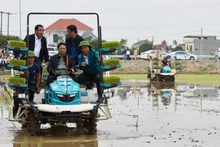 El primer ministro Pham Minh Chinh opera una máquina de siembra de arroz en la provincia de Hai Duong. 