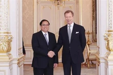 El primer ministro de Vietnam, Pham Minh Chinh (izquierda), se reúne con el gran duque luxemburgués Enrique. (Fotografía: VNA)