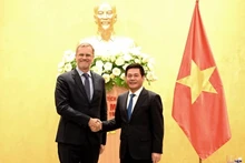 El ministro de Industria y Comercio de Vietnam, Nguyen Hong Dien, y el recién acreditado embajador de París en Hanói, Oliver Brochet (Fotografía: Ministerio de Comercio e Inversión)