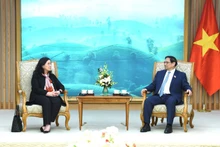 El primer ministro Pham Minh Chinh y Manuela V. Ferro, vicepresidenta regional del Banco Mundial (BM) para Asia Oriental y el Pacífico.