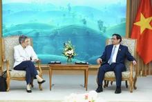 El primer ministro Pham Minh Chinh y la profesora francesa Francoise Barre-Sinoussi.