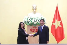 El ministro de Industria y Comercio de Vietnam, Nguyen Hong Dien y Manuela V. Ferro, vicepresidenta regional del Banco Mundial para Asia Oriental y el Pacífico (Fotografía: VNA)