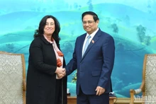 El primer ministro de Vietnam, Pham Minh Chinh, recibe a la vicepresidenta regional del BM para Asia Oriental y el Pacífico, Manuela V. Ferro.
