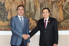 El vicepresidente permanente de la Asamblea Nacional de Vietnam, Tran Thanh Man (derecha), se reúne con el secretario de Estado de Asuntos Exteriores y de Cooperación de Portugal, Francisco André. (Fotografía: VNA)