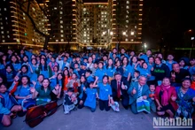 Los alumnos de la escuela Hope y los artistas en la velada musical (Fotografía: Nhan Dan)