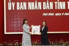 La vicepresidenta del Comité Popular de Thai Binh Tran Thi Bich Hang entrega un obsequio a la ministra del Interior y de Salud de Dinamarca, Sophie Løhde Jacobsen. (Foto: thaibinh.gov.vn)