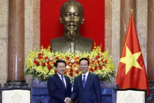 El presidente de Vietnam, Vo Van Thuong, recibe al viceprimer ministro y canciller de Laos, Saleumxay Kommasith. (Fotografía: VOV)