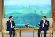 El primer ministro de Vietnam, Pham Minh Chinh, recibe al viceprimer ministro y canciller de Laos, Saleumxay Kommasith. 