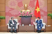 Vu Hai Ha, presidente de la Comisión de Asuntos Exteriores de la Asamblea Nacional (derecha), y Vahram Kazhoyan, embajador de Armenia en Vietnam en la reunión (Fotografía: VNA)