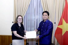 El jefe del Departamento de Protocolo del Ministerio de Relaciones Exteriores de Vietnam, Nguyen Viet Dung, y la embajadora de Irlanda en Hanói, Deirdre Ní Fhallúin.(Fotografía: baoquocte.vn)
