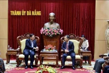Nguyen Van Quang, secretario del Comité del Partido Comunista de Vietnam en la ciudad de Da Nang (derecha), y el embajador de Malasia en Vietnam, Dato' Tan Yang Thai, en el encuentro (Fotografía: danang.gov.vn)