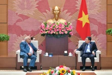 El presidente de la Comisión de Relaciones Exteriores de la Asamblea Nacional de Vietnam, Vu Hai Ha, recibe al embajador de Cuba en Hanói, Orlando Nicolás Hernández Guillén. (Fotografía: quochoi.vn)