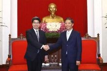 El miembro del Buró Político y jefe de la Comisión de Asuntos Económicos del Comité Central del PCV, Tran Tuan Anh, y Hayashi Nobumitsu, gobernador del Banco Japonés para la Cooperación Internacional. (Fotografía: VNA)