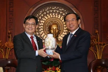 El secretario del Comité del Partido Comunista de Vietnam en Ciudad Ho Chi Minh, Nguyen Van Nen, y el viceprimer ministro de Singapur, Heng Swee Keat. (Fotografía: VNA)
