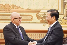 El presidente del Comité Popular de Ciudad Ho Chi Minh, Phan Van Mai, recibe al ministro de la Construcción de Cuba, René Antonio Mesa Villafana. (Fotografía: hcmcpv.org.vn)