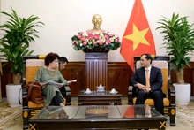 El canciller vietnamita, Bui Thanh Son, recibe a la subsecretaria de Relaciones Exteriores de México, Carmen Moreno Toscano. (Fotografía: baoquocte.vn)