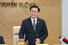 El presidente de la Asamblea Nacional de Vietnam, Vuong Dinh Hue, habla en la reunión (Fotografía: Nhan Dan)
