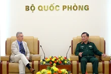 El teniente general Hoang Xuan Chien, viceministro de Defensa de Vietnam, recibe a Karl Van Den Bossche, embajador de Bélgica en Hanói. (Foto: qdnd.vn)
