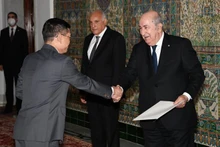 El embajador vietnamita Tran Quoc Khanh presenta sus cartas credenciales al presidente de Argelia, Abdelmadjid Tebboune. (Fotografía: Embajada de Vietnam en Argelia)