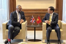 El ministro de Relaciones Exteriores de Vietnam, Bui Thanh Son, con su homólogo británico, James Cleverly (Fotografía: VNA)